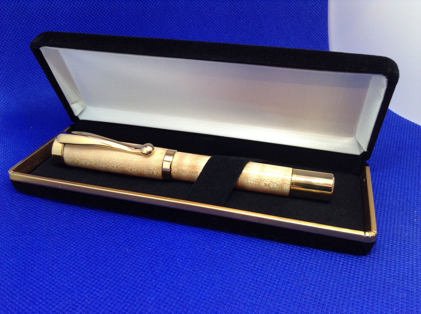 (30) Curly Maple Gold colour Platted Fountain Pen in a Black Velvet Presentation Case